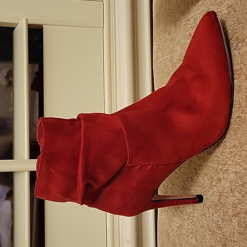 Red XOXO Suede or Micro , not sure . New Floor Model. Size 6 🔥